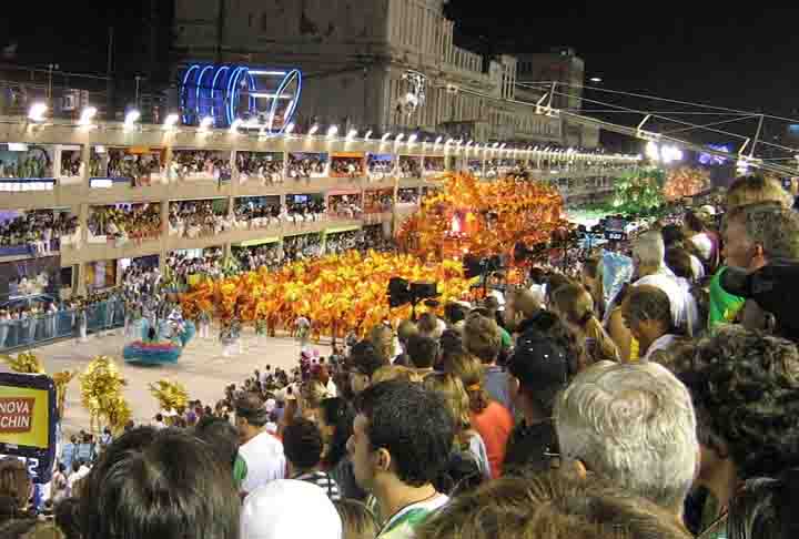 <p>O bi da Beija-Flor, em 2008, veio com um desfile sobre o município de Macapá, capital do Amapá. O enredo “Macapaba: Equinócio Solar, Viagens Fantásticas ao Meio do Mundo” foi desenvolvido pela Comissão de Carnaval da escola, formada por Alexandre Louzada, Fran Sérgio, Laíla e Ubiratan Silva. Louzada conquistou seu quarto título, sendo o terceiro consecutivo. </p>

