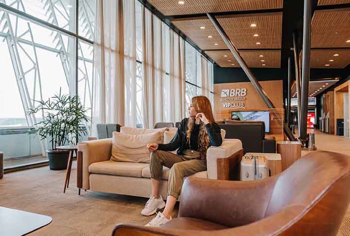 A maioria desses espaços contam com internet wi-fi de alta velocidade, jornais, revistas e outros serviços básicos para que o passageiro se ocupe ou se entretenha até a hora do embarque. -Divulgação