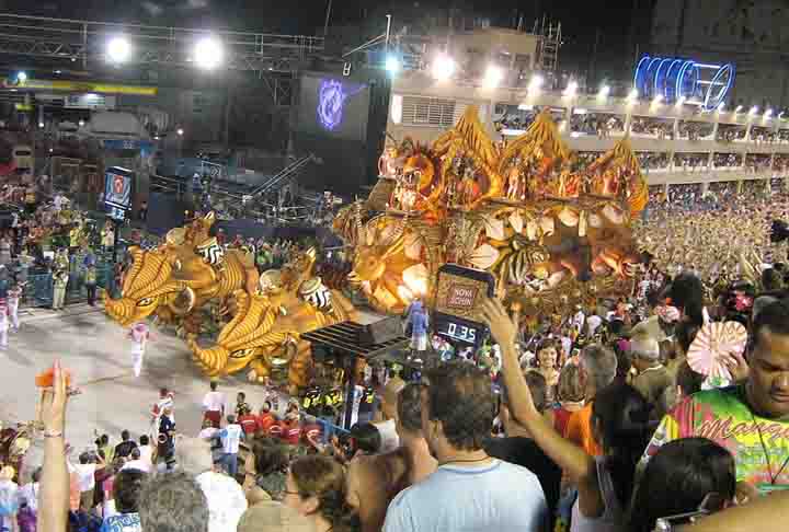 <p>Depois de um longo jejum de 16 anos, o Salgueiro conquistou seu nono título. A escola da Tijuca realizou um desfile sobre o tambor, abordando os rituais africanos e os projetos sociais do Brasil, como o AfroReggae e a Timbalada de Carlinhos Brown. A última alegoria do desfile do carnavalesco Renato Lage reuniu todos os mestres de bateria do Grupo Especial numa homenagem a Mestre Louro, falecido no ano anterior. </p>
