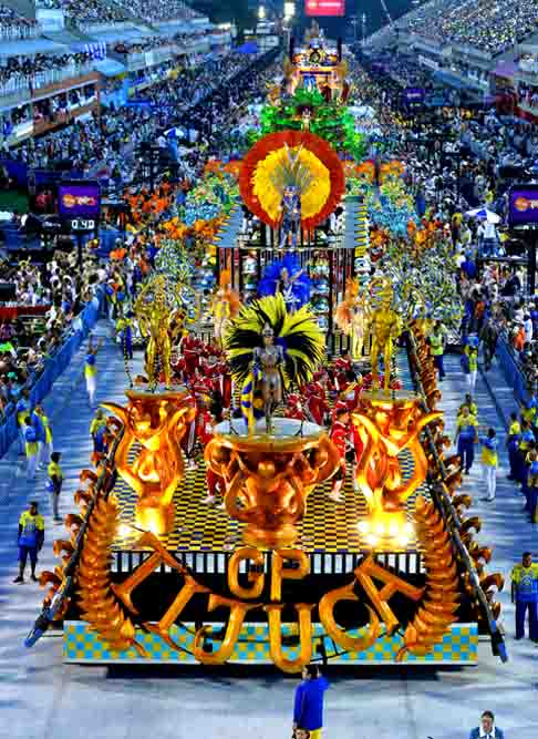 <p>Em 2014, a Unidos da Tijuca voltou a vencer, com mais uma homenagem, desenvolvida por Paulo Barros. Um tributo ao piloto Ayrton Senna, morto em 1994. No desfile, diversos personagens como Sonic, The Flash e Dick Vigarista se juntavam a atletas como Usain Bolt e invenções do homem como o trem bala e a internet e disputavam uma corrida com Senna, o grande vencedor.</p>
