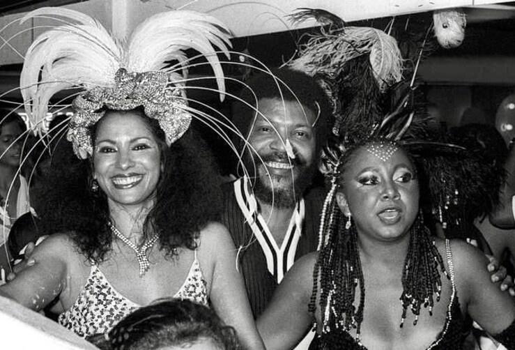 Para completar, a cantora fundou, em 1979, ao lado de Clara Nunes, Martinho da Vila e Dona Ivone Lara, o Clube do Samba. Com claro objetivo de criar um movimento sÃ³cio-cultural para fortalecer suas raÃ­zes, jÃ¡ que naquela Ã©poca as estaÃ§Ãµes de rÃ¡dio e televisÃ£o privilegiavam as mÃºsicas de discoteca.