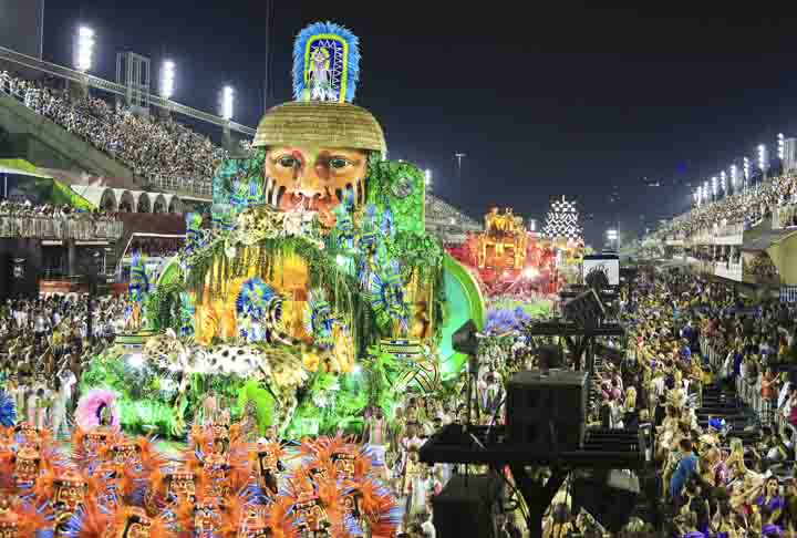 O morro da Mangueira, no Rio de Janeiro, recebeu esse nome devido à grande quantidade de árvores deste fruto que existiam na região. Por lá, um grupo de sambistas criou a Estação Primeira de Mangueira, uma das mais tradicionais escolas de samba do Rio, em 1928.- Flickr/Riotur
