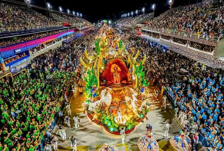 <p>Depois de 22 anos sem título e um rebaixamento, a Imperatriz Leopoldinense conquistou seu nono título na elite do carnaval, O enredo de Leandro Vieira foi inspirado em cordéis de autores nordestinos, que narram histórias fantásticas sobre a chegada do cangaceiro Lampião ao céu e ao inferno. Ele mesclou fatos históricos e uma pesquisa iconográfica baseada na estética regional com o conteúdo delirante dos libretos populares</p>
