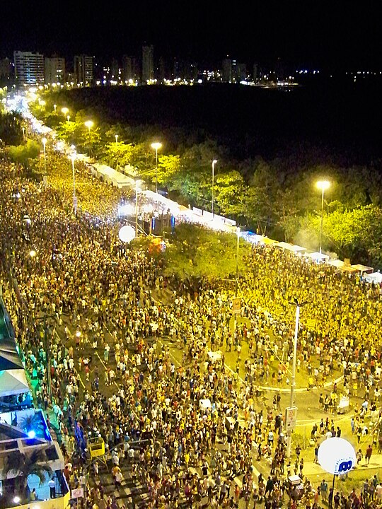 Em época de carnaval, uma multidão se reúne para percorrer trechos da orla de Aracaju numa festa de rua inspirada na folia de Salvador, na Bahia. 