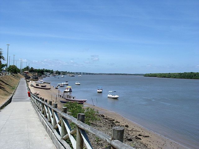 Aracaju fica no leste do Sergipe e é cortada por rios, como o Sergipe e o Poxim.  A cidade ocupa uma área de 181 km² e tem cerca de 680 mil habitantes. O nome tem origem no Tupi: arakaiu, cajueiro das araras. 