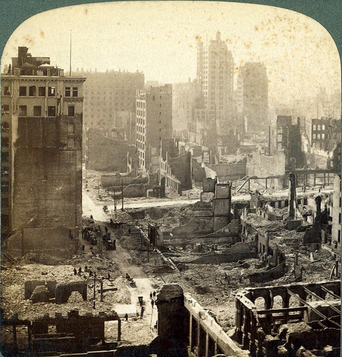 O sismo foi causado por um deslize da chamada Falha de San Andreas, uma falha geológica que se estende por 1.290 km na Califórnia e que marca o encontro de placas tectônicas na região. Em 1906, o terremoto se deu por uma alteração em 440 lm de faixa. -Domínio público 