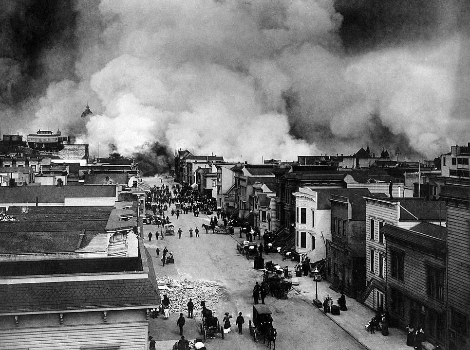 Além de casas que racharam e caíram com o abalo, houve incêndios por toda a cidade, já que o terremoto afetou tubulações de gás. Ó cenário era apocalíptico. -Domínio público 
