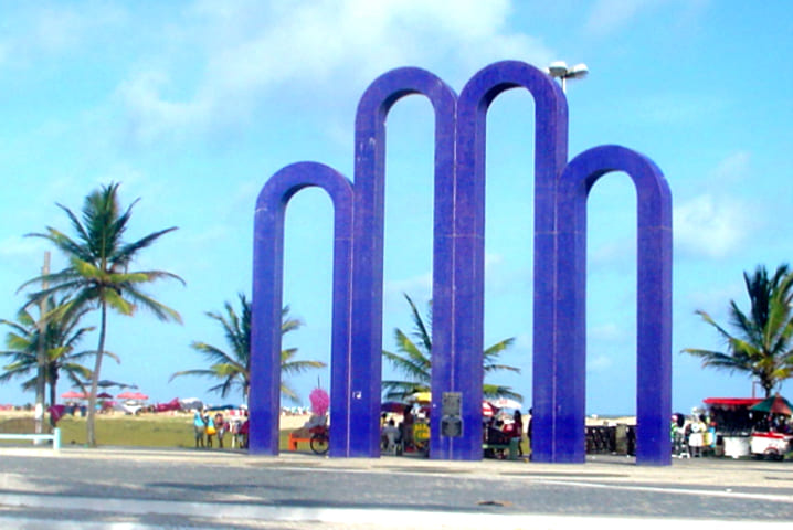 A orla de Atalaia é um dos principais cartões postais da cidade, com seus famosos Arcos na paisagem à beira da praia. 