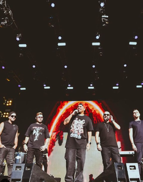 Em 2018, Thiago Martins atuou como vocalista interino do grupo, Sorriso Maroto, assumindo a posição de Bruno Cardoso, que havia sido diagnosticado com miocardite. Ele permaneceu no posto de abril a agosto do mesmo ano.
