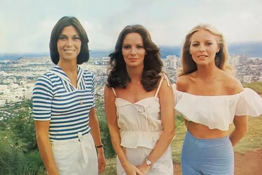 "As Panteras", que em inglês ficou conhecida como "Charlie's Angels", ficou no ar entre 1976 e 1981. Charlie era o chefe misterioso, que nunca aparecia no seriado. O contato com as agentes era feito por Bosley, braço direito do chefe. 