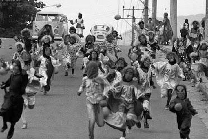 Os relatos são de que, no início do século XX, eruditos chamavam os foliões fantasiados de 