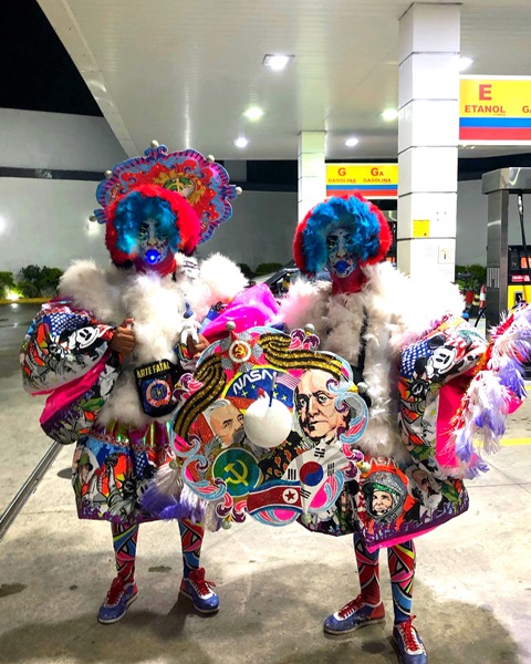 Outra história dos Bate-bolas afirma que eles surgiram no Rio de Janeiro sobre a influência da colonização portuguesa e de outras festas, como a Folia de Reis.