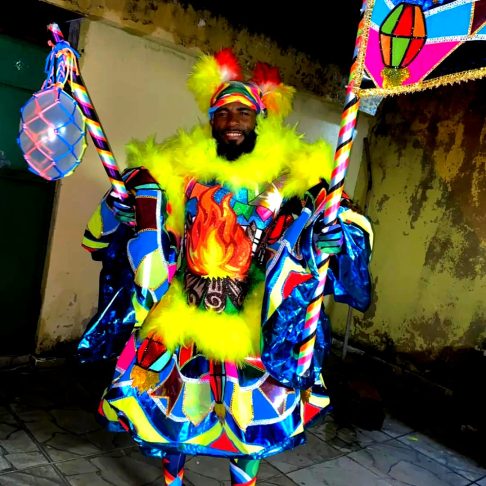 <p>A tradiÃ§Ã£o dos bate-bolas, tambÃ©m conhecidos como ClÃ³vis, Ã© uma das manifestaÃ§Ãµes culturais mais autÃªnticas do subÃºrbio, da Zona Oeste e da Baixada do Rio de Janeiro.</p>
