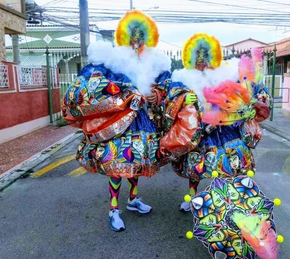 Há ainda quem diga que escravos libertos, que eram perseguidos injustamente pela polícia, vestiam as fantasias para poder brincar livremente o Carnaval e 