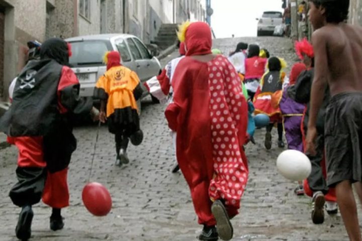 <p>Longe do glamour dos desfiles da Sapucaí, essa prática representa a essência do Carnaval de rua periférico.</p>
