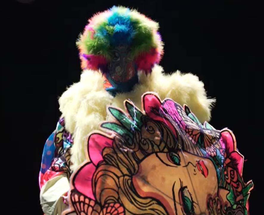 O lado negativo fica por conta do risco de violência, já que a fantasia impede a identificação. Já houve casos de grupos vestidos de bate-bolas se enfrentando com rivais e aterrorizando moradores. Mais um trabalho para a polícia do RJ. 