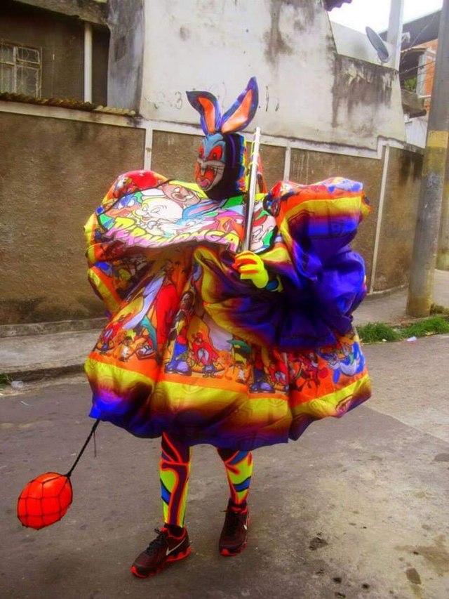 Mas os Clóvis/Bate-bolas vão muito além de uma simples roupa colorida e uma máscara um tanto quanto assustadora. 