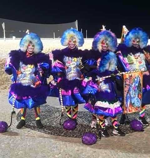 <p>Os grupos desfilam pelas ruas com fantasias coloridas, máscaras e bolas presas a bexigas ou bastões, que batem no chão para anunciar sua passagem.</p>
