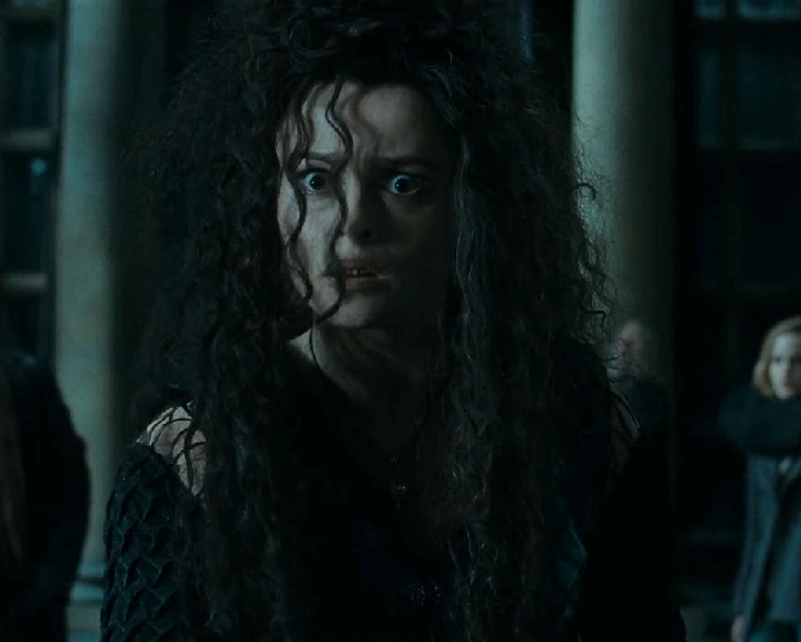 Bellatrix Lestrange é uma bruxa das trevas e uma devota seguidora de Lord Voldemort. Ela é membro dos Black, uma família de bruxos puros-sangues conhecida por suas visões extremistas sobre a pureza do sangue mágico. - reprodução