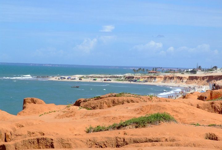 Desde as décadas de 60 e 70, as falésias de Canoa Quebrada atraem visitantes devido à sua paisagem deslumbrante e ao contraste vibrante entre o azul do oceano e as formações rochosas coloridas.