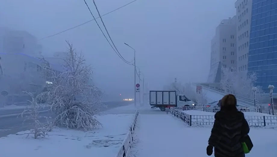 As cidades de Oymyakon e Yakutsk (foto), na Rússia, são as mais geladas (com habitantes) do planeta. Na primeira semana de maio de 2024, por exemplo, mesmo estando em plena primavera, a mínima chegou a oito graus negativos. Então, quando chega o inverno, em dezembro, a coisa fica feia. As temperaturas vão a 50 graus negativos. 