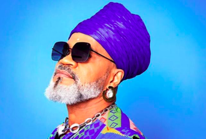 <p>Ao construir uma ponte entre tradição e inovação, o artista se consolida como símbolo cultural que transcende gerações. Sua infância explica a autenticidade que marca sua obra, tanto que funcionou como um verdadeiro laboratório sonoro que mais tarde inspiraria projetos sociais.</p>
