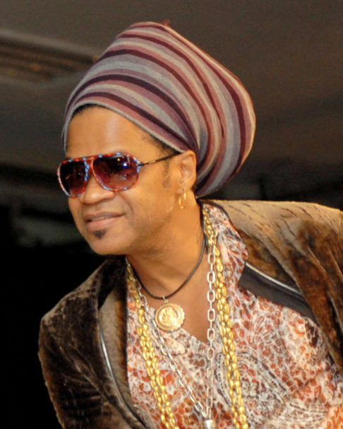 <p>O legado de Carlinhos Brown, portanto, está na fusão entre tradição e modernidade, que inspira novas gerações. Ao transformar o Carnaval em palco de inovação, ele deixou marca indelével. Sua obra é referência para artistas que buscam autenticidade.</p>
