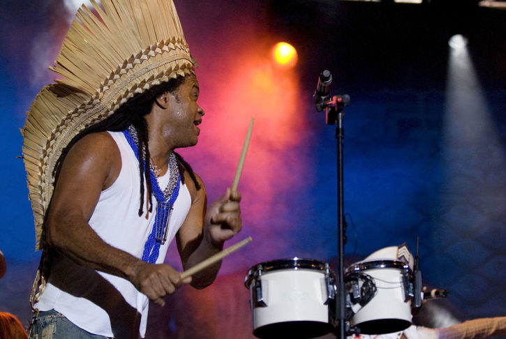 Carlinhos Brown é conhecido por seus múltiplos talentos: cantor, compositor, produtor musical, arranjador, percussionista e multi-instrumentista. Em 2022, ele foi um dos compositores do samba-enredo da Mocidade Independente de Padre Miguel.