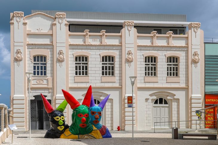 É no Pelourinho, inclusive,  que fica a Casa do Carnaval, um museu que conta a história do Carnaval de Salvador, um dos mais animados e folclóricos do Brasil.