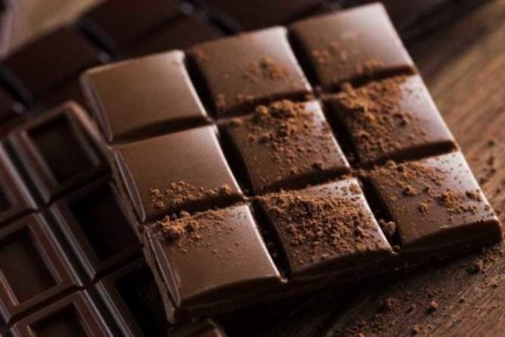 Chocolate amargo: Rico em flavonoides, o chocolate amargo (com 70% ou mais de cacau), quando consumido com moderação, pode ajudar a melhorar a circulação sanguínea, reduzir a pressão arterial e prevenir a formação de coágulos.-Divulgação