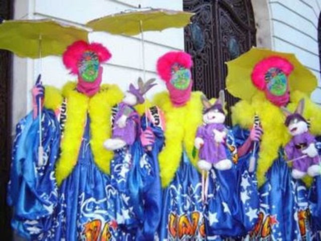 De fato, os Clóvis/Bate-bolas são comuns e tradicionais nas zonas norte e oeste da cidade do Rio de Janeiro. 