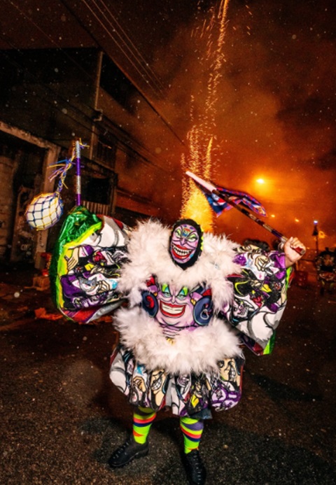 A saída dos grupos/turmas é uma festa com queima de fogos de artifício, equipe de som, churrascos ao som de samba e funk.