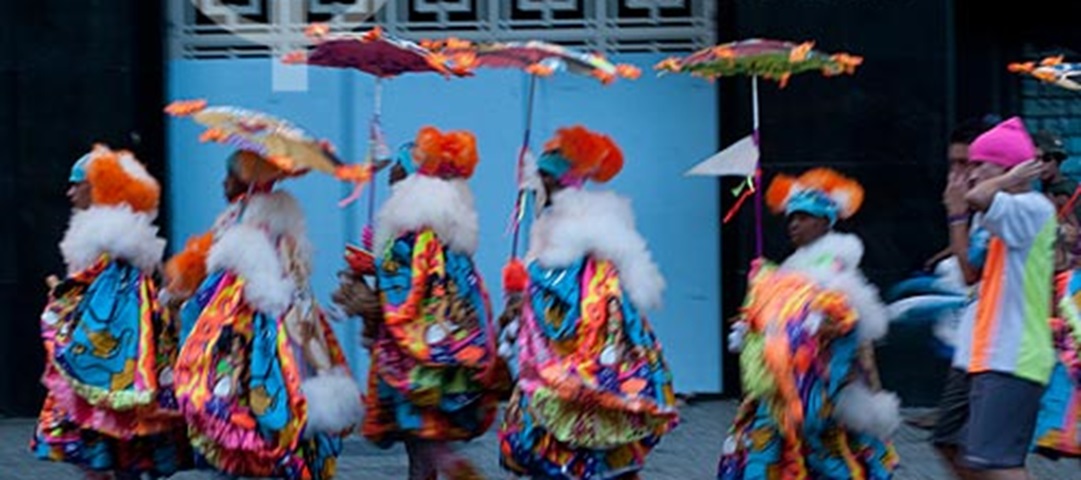 As diferenças entre Clóvis e Bate-bola são muito sutis. A principal é que os primeiros usam uma sombrinha, geralmente, com os mesmos desenhos da fantasia.