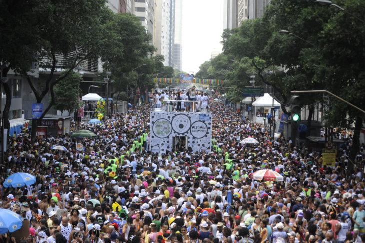 Os foliões podem desfilar nas agremiações que sejam de suas escolhas ou assistir aos desfiles, seja na arquibancada, camarote ou frisa. A Prefeitura do Rio de Janeiro espera atrair 6 milhões de pessoas na realização do carnaval de rua da cidade em 2025.-Tania Rego/Agência Brasil 