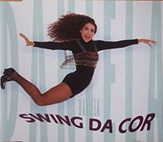 Em seguida, Daniela Mercury deu início à sua carreira solo. O seu primeiro álbum, “Daniela”, logo projetou seu nome com canções como “Swing da Cor”, gravada com o bloco afro Olodum, que a colocou no topo das paradas brasileiras.
