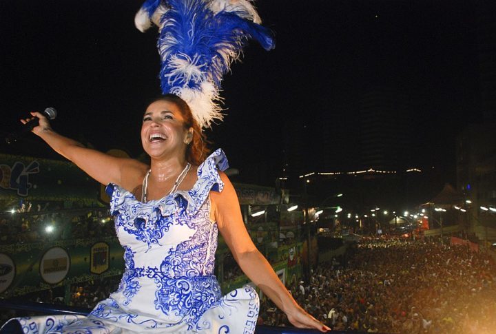 <p>Daniela Mercury – Outra artista baiana de grande sucesso, Daniela Mercury é uma das principais vozes da axé music. Seu trio elétrico, o Eva, é sempre um dos mais animados do carnaval, e conta com uma produção visual e musical incrível!</p>

