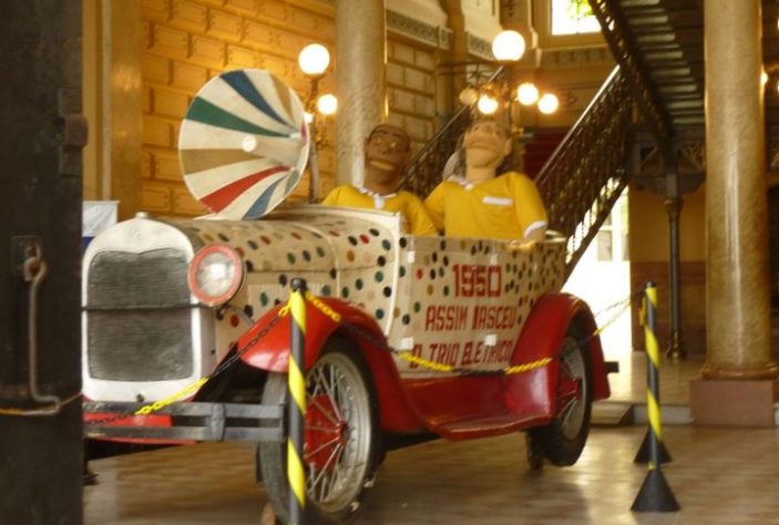 origem dos trios elétricos