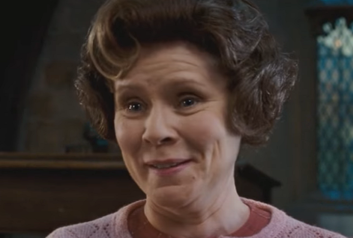 Dolores Umbridge é a antagonista secundária do quinto livro da saga, "Harry Potter e a Ordem da Fênix", no qual ela é a professora de Defesa Contra as Artes das Trevas em Hogwarts. - reprodução