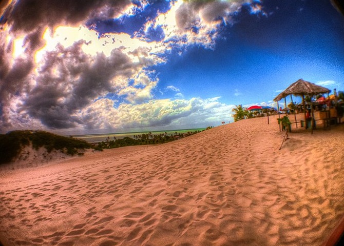As dunas de Genipabu, no Rio Grande do Norte, ficam dentro de um Parque Ecológico e são um convite a se aventurar no buggy, no sandboard ou num passeio de dromedário. O vento constante muda o tamanho e a posição das dunas diariamente.