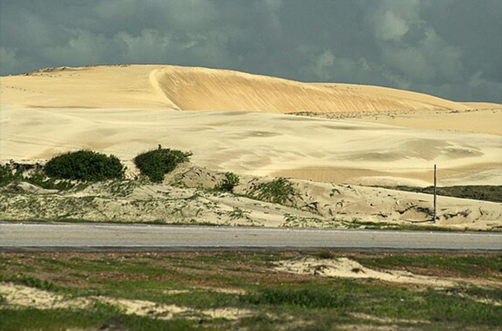 De volta ao Ceará, as praias de Trairi, como Flecheiras, Mundaú e Embuaca, atraem os turistas com dunas brancas, coqueirais, uma beleza selvagem e o pôr do sol espetacular.