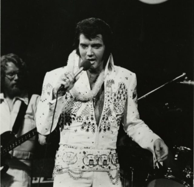Seu single "Heartbreak Hotel", lançado em 1956, atingiu o topo das paradas e o catapultou para a fama. -RCA Records/Wikimedia Commons