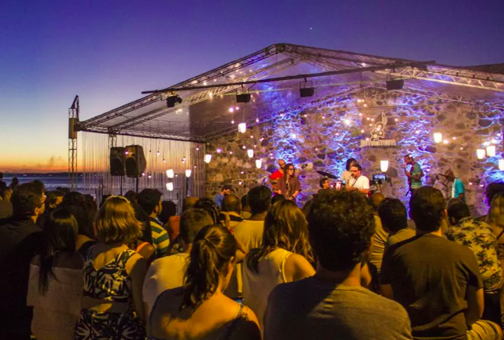 A cidade abriga festivais culturais, como o Festival de Jazz de Salvador. Todo mês de julho, o evento, que acontece no Parque da Cidade, reúne artistas de jazz de todo o mundo.-Ligia Rizerio / Divulgação