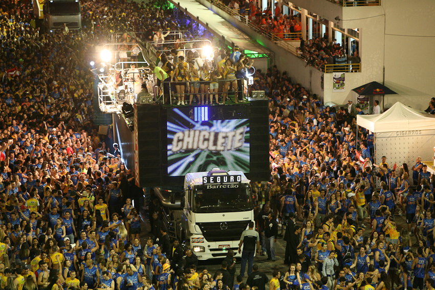 O CD ao vivo "Chiclete é Festa" foi mais um marco em inovação na carreira da banda. O 1º disco gravado ao vivo transformou-se num dos maiores sucessos. Durante o Carnaval de 97 em Salvador, pela primeira vez foi feita uma gravação em cima de um trio elétrico. Diversos microfones foram instalados nas laterais do trio do Chiclete, para captar assim, a reação do público e o ambiente.
