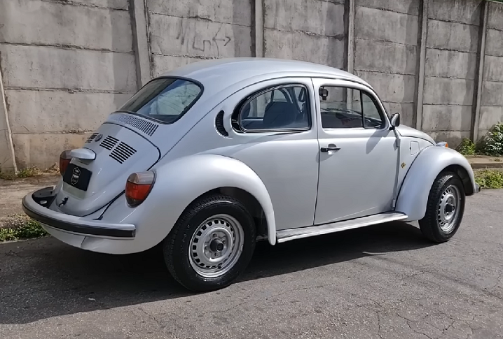 No resto do mundo, a produção do Fusca foi encerrada em 2003, no México. A última unidade do Fusca produzida no Brasil foi um modelo da série especial "Série Ouro", que foi lançada em 1996. - reprodução youtube