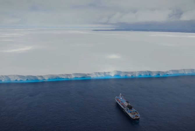Satélite mostra maior iceberg do mundo em movimento
