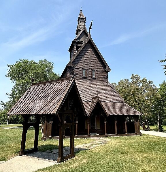 Em norueguês, a palavra "stav" significa coluna em madeira, e "kirker" significa igreja. 