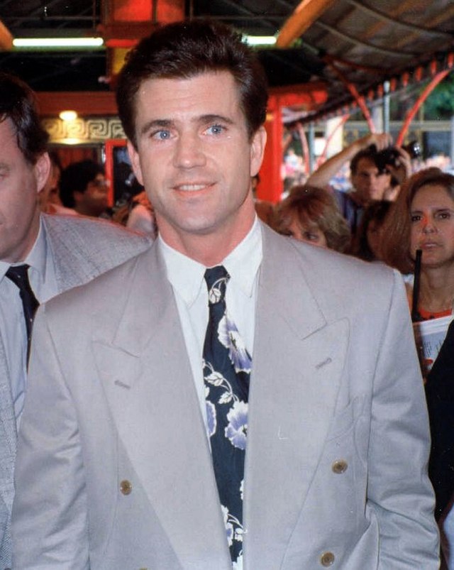 Desde o início da carreira, Mel Gibson foi elogiado por suas qualidades, o que o fizeram ser comparado com o "jovem steve McQueen" e com "uma mistura de Clark Gable e Humphrey Bogart". - Alan Light/Wikimedia Commons
