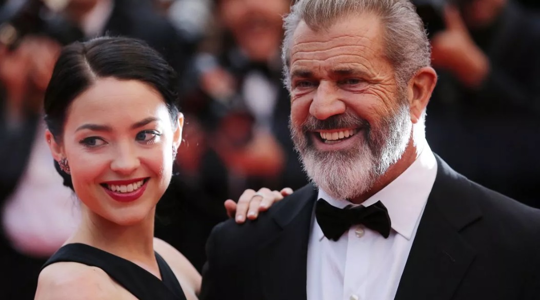 Mel Gibson é casado atualmente com a atriz Rosalind Ross, de 34 anos(nascida em 5/7/1990) , com quem tem um filho chamado Lars.  - Reprodução/Redes Sociais