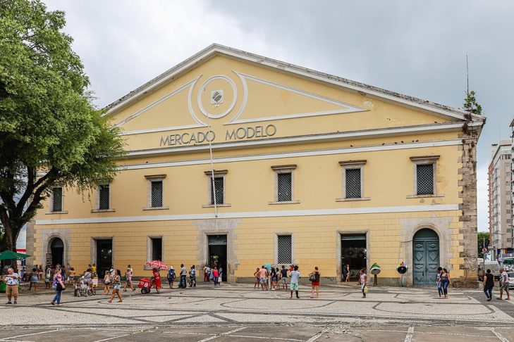 O Mercado Modelo, outro destino popular de Salvador, é conhecido por suas lojas de artesanato, onde os visitantes podem encontrar artigos de couro, instrumentos musicais e muito mais.-wikimedia commons Paul R. Burley 