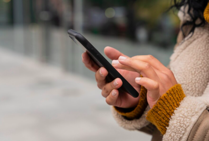 Mulher mexendo no celular - Reprodução/Freepik